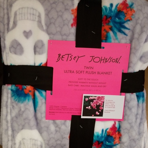 SundaySale Betsey Johnson skull soft plush blanket - Picture 2 of 4